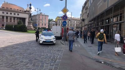 У центрі Львова камінь поранив жінці голову (ФОТО)