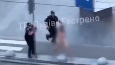 У Львові гола жінка полоскалася у фонтані (ВІДЕО)