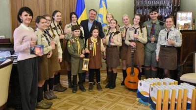 Скаути передали Вифлеємський вогонь голові Львівської ОДА Олегу Синютці
