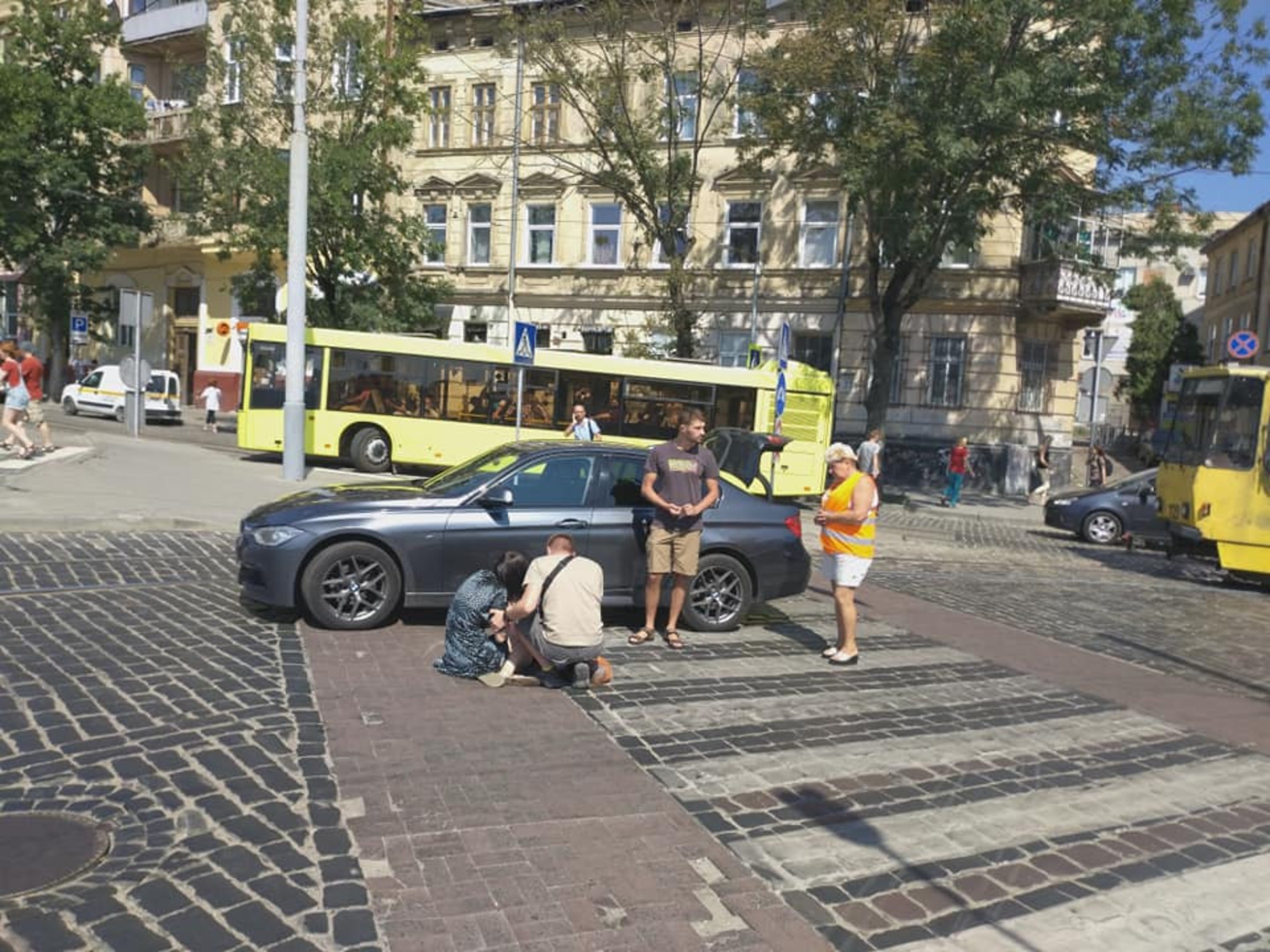 У Львові автомобіль на переході збив дівчину, фото Варта-1