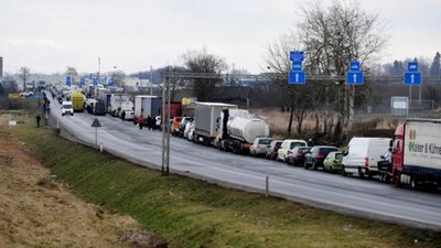 Українці стоять у багатокілометрових чергах по 10 годин перед пунктом пропуску «Медика-Шегині» (ФОТО)
