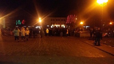 У Червонограді на Львівщині водій "БМВ" заїхав під міську ялинку та кинув там свою автівку