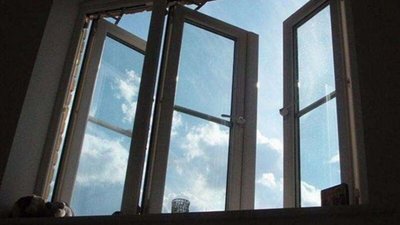 У Львові з вікна готелю випала жінка