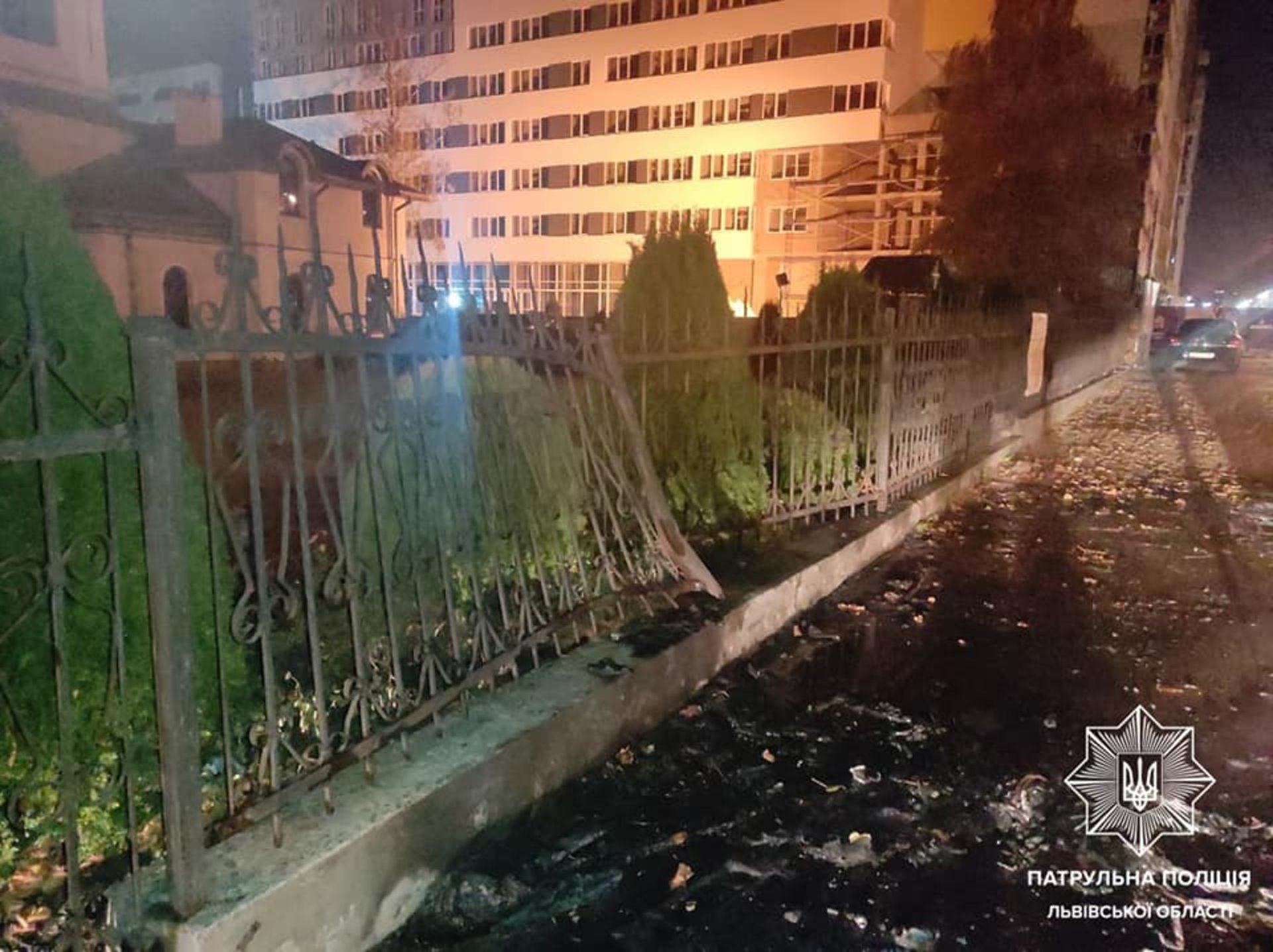 У Львові на світанку п’яний водій Audi розтрощив світлофор та огорожу
