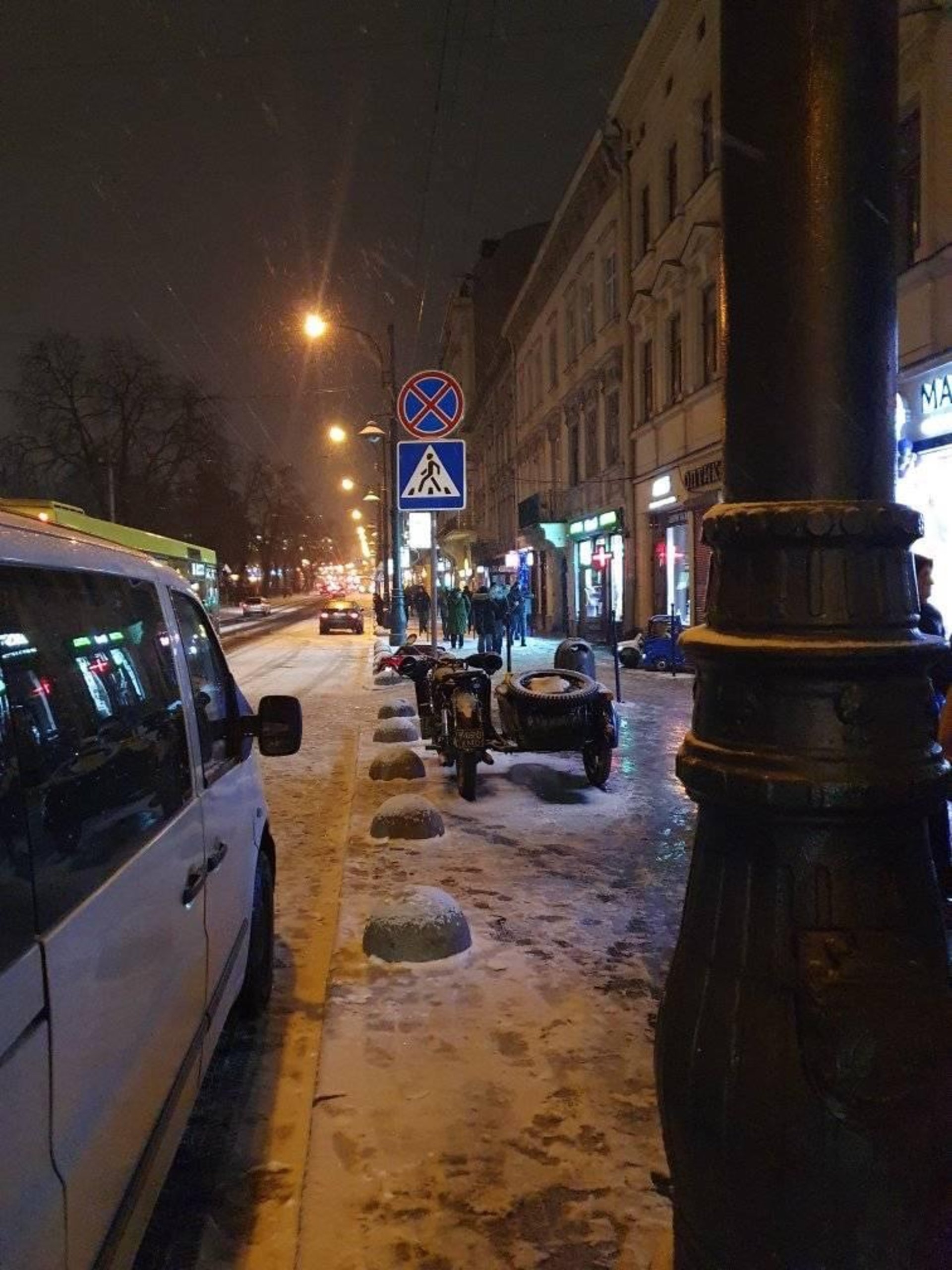 У центрі Львова просять навести лад із рекламною конструкцією
