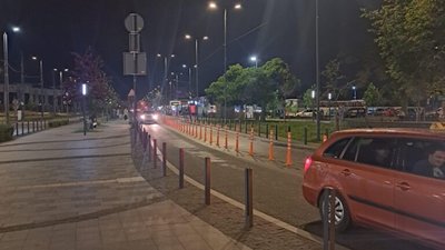 У Львові біля вокзалу встановили улюблені стовпчики Садового (ФОТО)