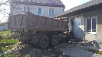 На Львівщині вантажівка влетіла у будинок (ФОТО)
