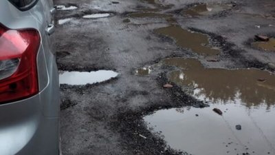У Львові просять відремонтувати тротуари на вулиці Базарній (ФОТО)