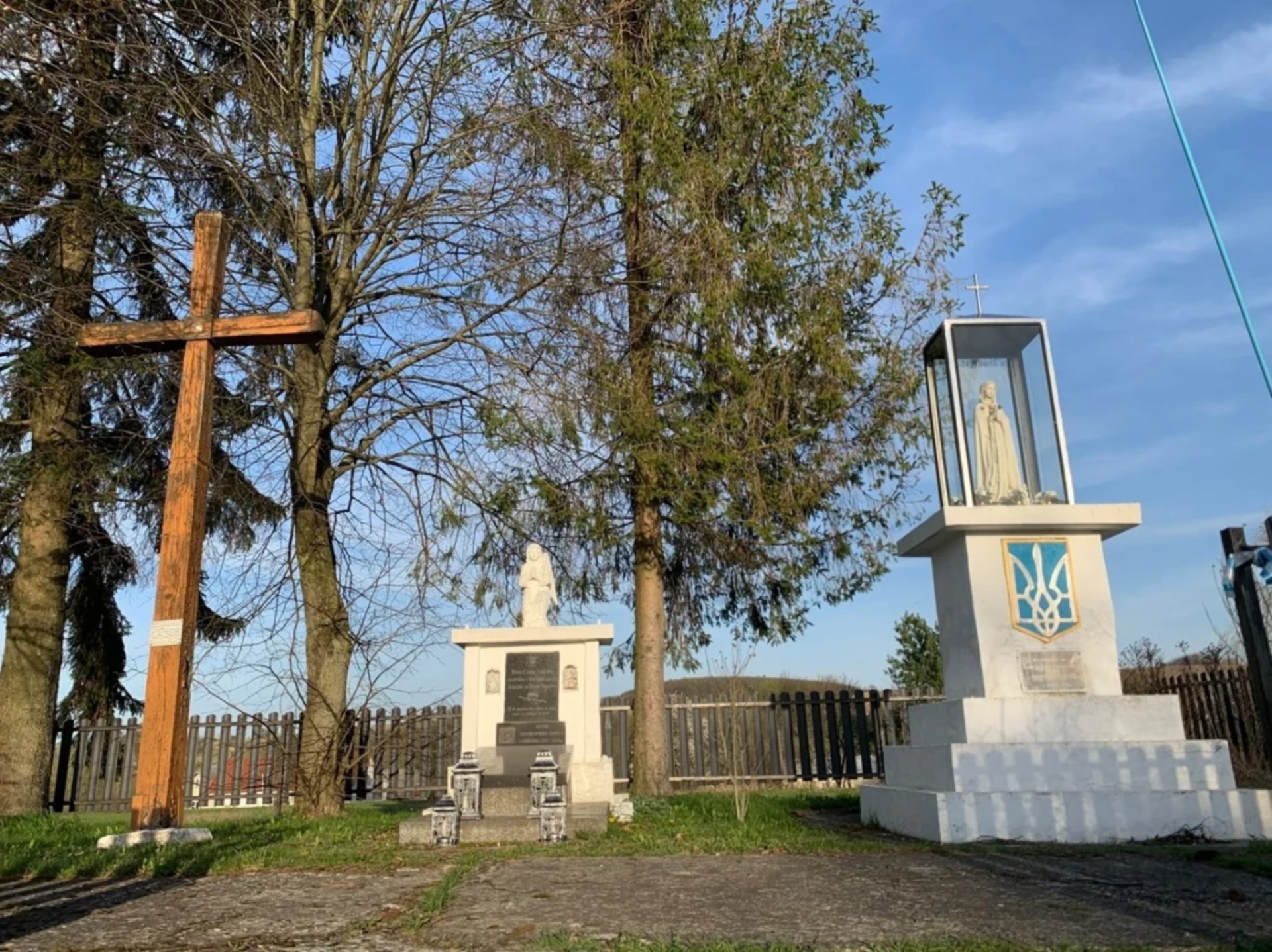 Меморіал «Борцям за волю України» у с. Гологори Золочівського р-ну Львівської обл., де на пам’ятній таблиці серед прізвищ загиблих за волю України викарбувано, зокрема, й прізвище Василя Нагірного.