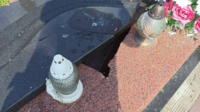 У Жовкві на цвинтарі вандали зруйнували надгробок (ФОТО)