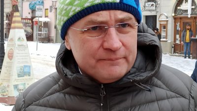 Садовий прибирав сніг у куртці за понад 9 тисяч гривень (ФОТО, ВІДЕО)