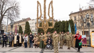 У Львові десантники презентували найбільший тризуб