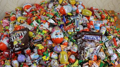 В тайниках рейсового автобуса до Самбора везли тонну цукерок  і сотні пляшок вина