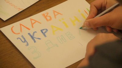 У Львові діти власноруч створювали листівки для українських військових (ФОТО, ВІДЕО)
