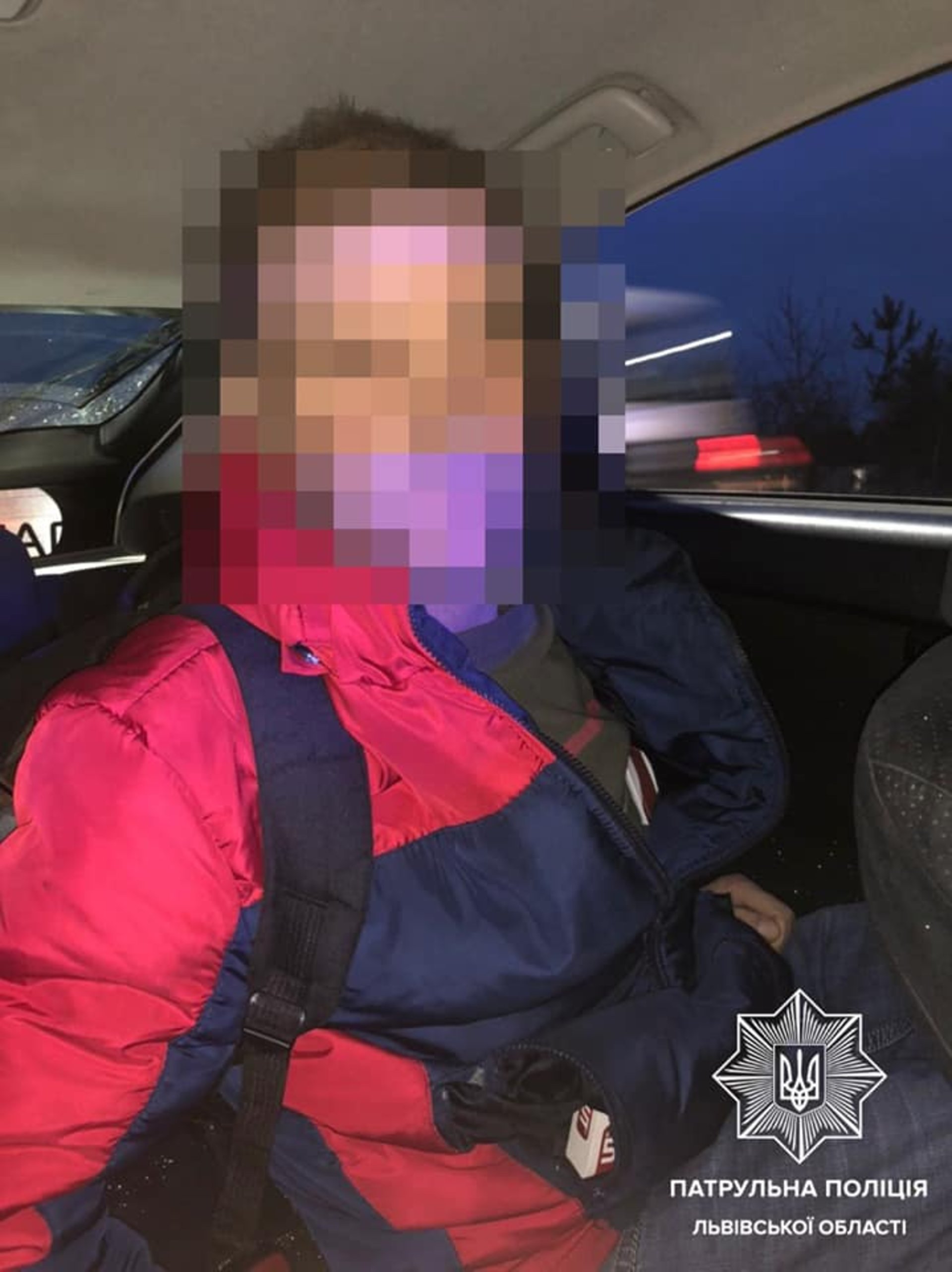 На Львівщині у чоловіка на дорозі стався приступ епілепсії. Фото патрульна поліція Львівської області