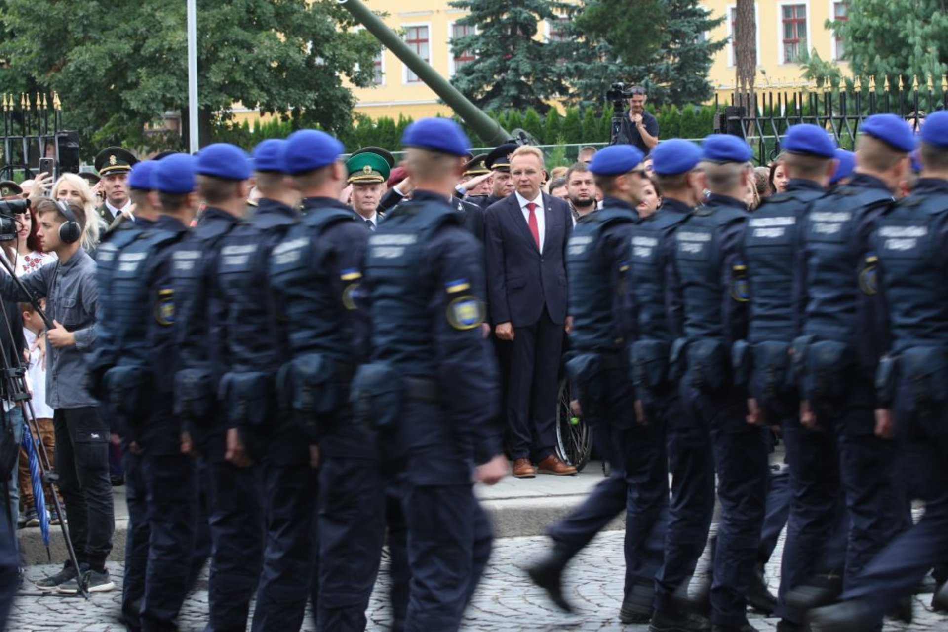 У Львові на найбільшому флагштоку за 12 млн грн урочисто підняли прапор України, фото ЛМР