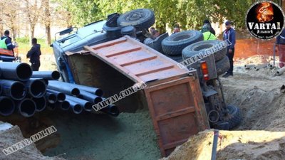У Львові перекинулася вантажівка (ФОТО, ВІДЕО)