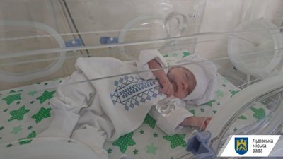 Немовлята в міській дитячій лікарні Львова святкують День вишиванки (ФОТО)