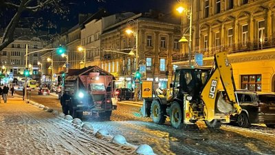 У Львові комунальники чистять сніг
