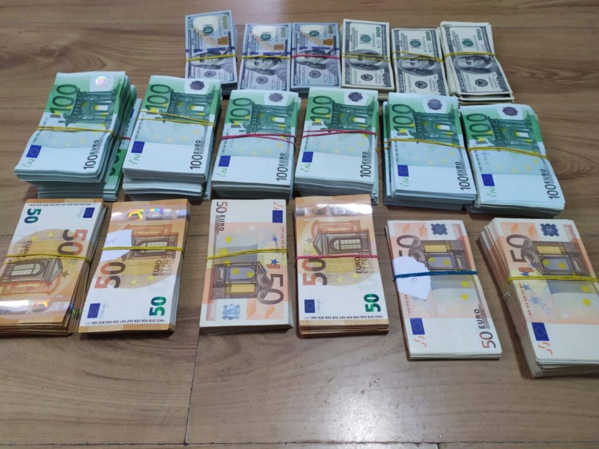 На кордоні з Польщею жінка хотіла перевезти валюту у жилеті