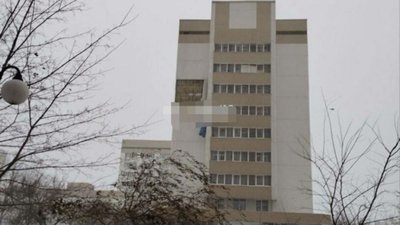 У Києві через вітер відірвався шматок стіни у лікарні (ФОТО)
