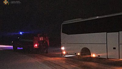 На Львівщині у снігових наметах застряг міжнародний автобус (ФОТО)