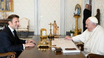 Журналіст спростував крадіжку книги зі Львова, яку подарували Папі Римському