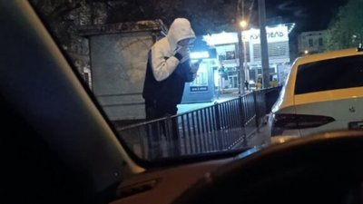 У центрі Львова чоловік погрожує ножем