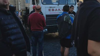 У центрі Львова чоловік на знак протесту «осідлав» евакуатор (ФОТО)
