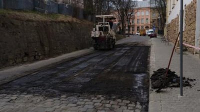 На вулиці Бібліотечній у Львові ремонтують дорогу