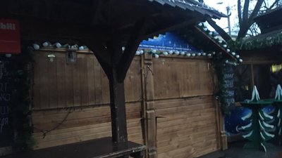 Як на згарищі львівського ярмарку туристи обурюються, що його закрили (ВІДЕО)