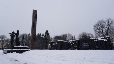 У Львові розпочали роботи з демонтажу 30-метрової стели Монументу слави