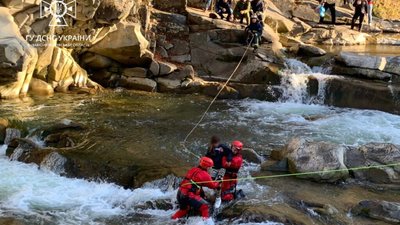 У Яремче дитина впала у бурхливий потік біля водоспаду (ФОТО)
