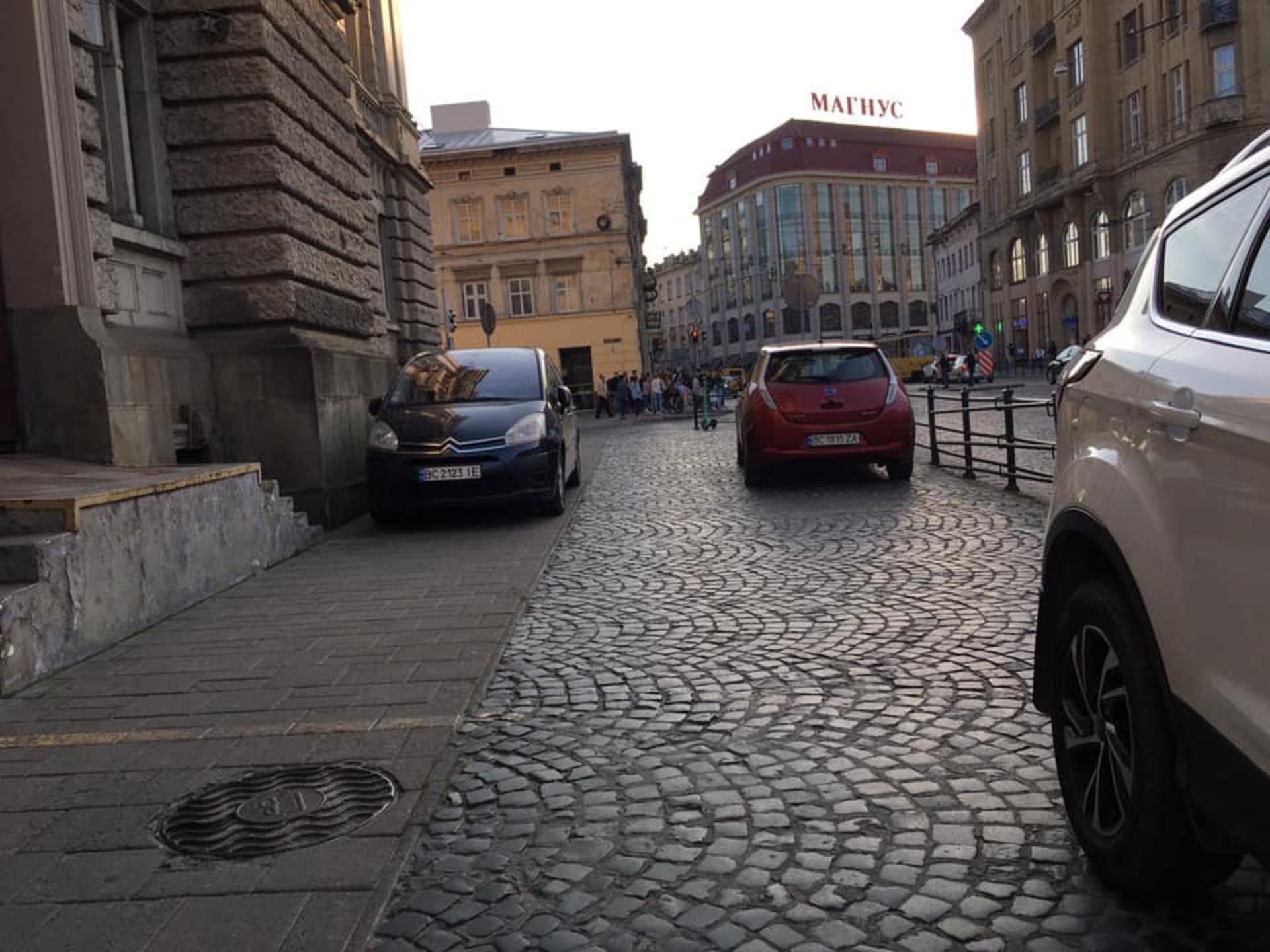 У Львові біля Оперного театру облаштували парковку, фото ГЛМЛ