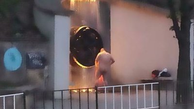 У Львові чоловік голяка помився у фонтані (ФОТО)