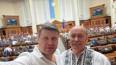 Нардеп з Львівщини показав вишиванку, яку подарувала дружина (ФОТО)