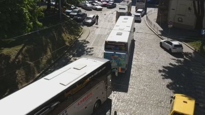 Біля Львівської ОДА пікет: перевізники вимагають підняти ціни на проїзд (ВІДЕО)