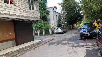 У Львові рятувальники застосували альпіністське спорядження для порятунку пенсіонерки (ФОТО)