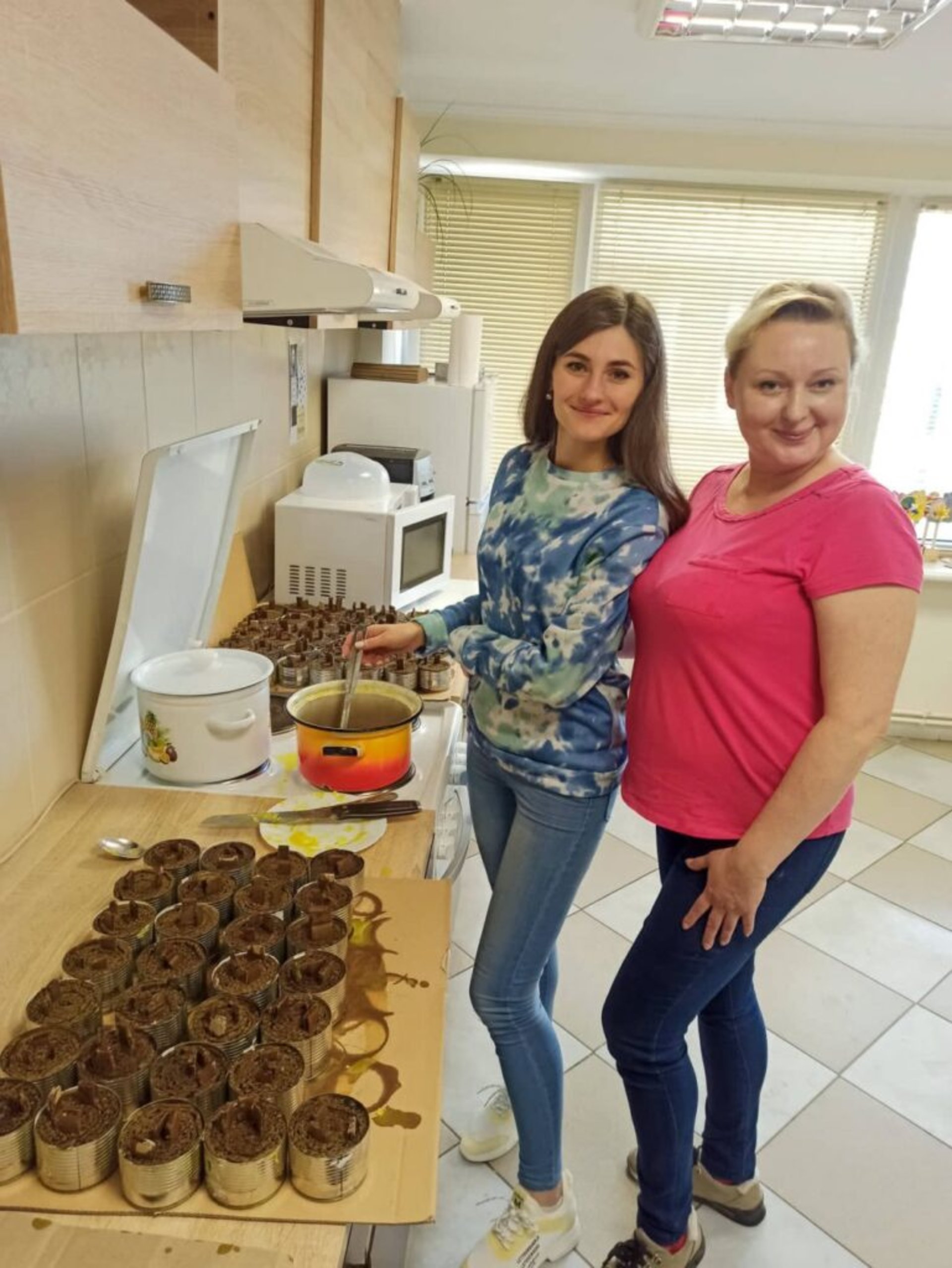 У Львові виготовили ще понад 200 окопних свічок для захисників