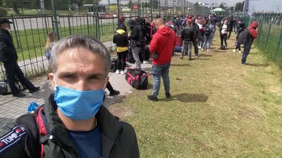 Черги на пункті пропуску "Шегині - Медика": українські прикордонники просять їхати до Польщі автомобілем