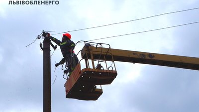 На Львівщині штормовий вітер зірвав дах з притулку для літніх людей