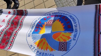 Із Тернополя до Львова передали рушник єднання (ФОТО, ВІДЕО)