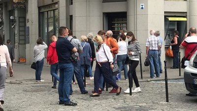 У Львові до "Ощадбанку" вишикувалась черга (ФОТО)