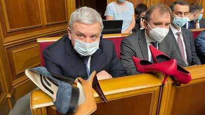 Міністру оборони України подарували туфлі (ФОТО, ВІДЕО)