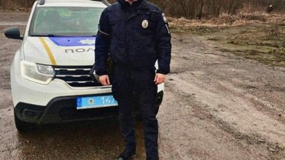 На Львівщині поліцейський допоміг жінці наздогнати автобус