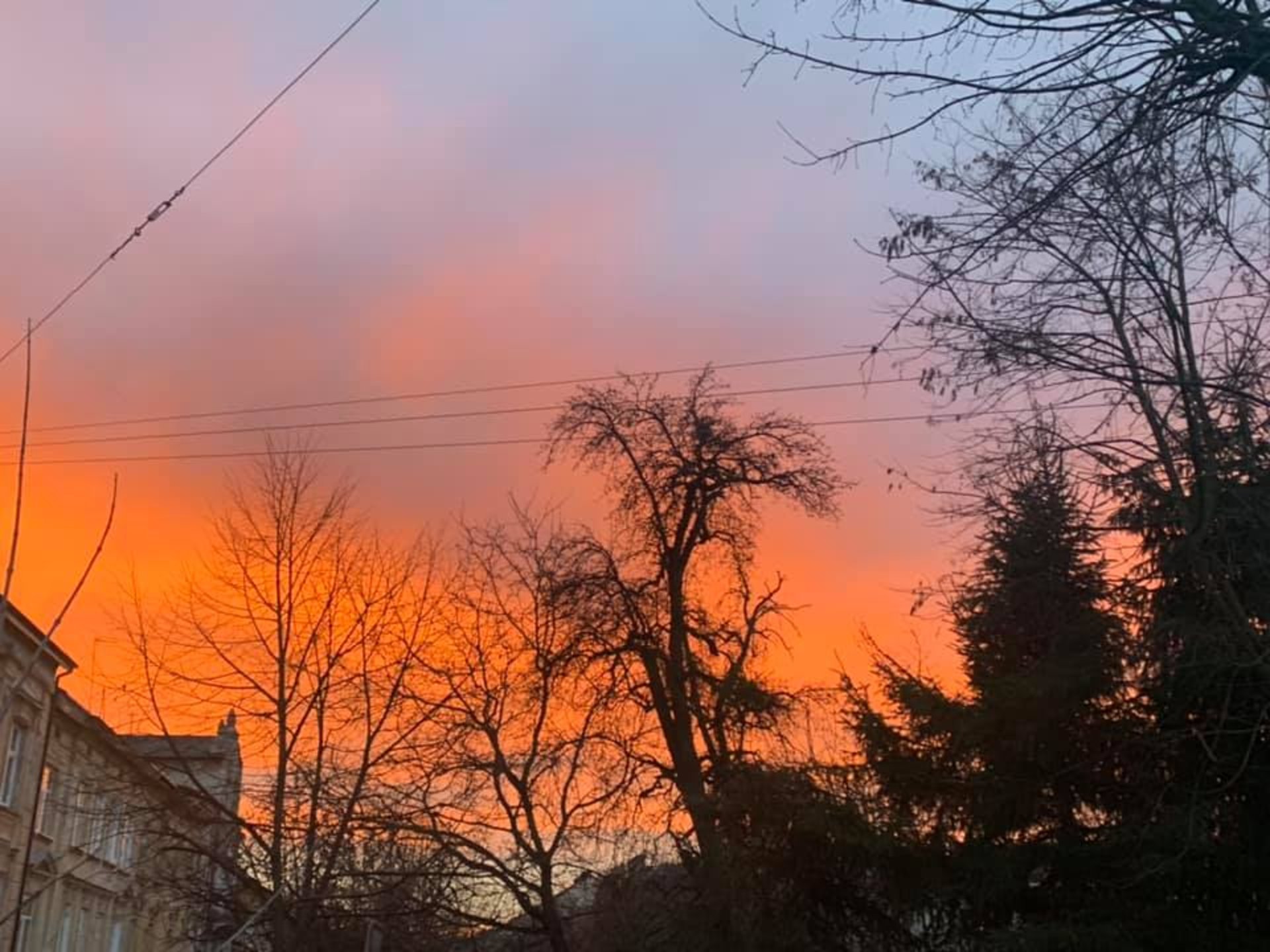 У Львові почервоніло небо. Фото Галини Терещук