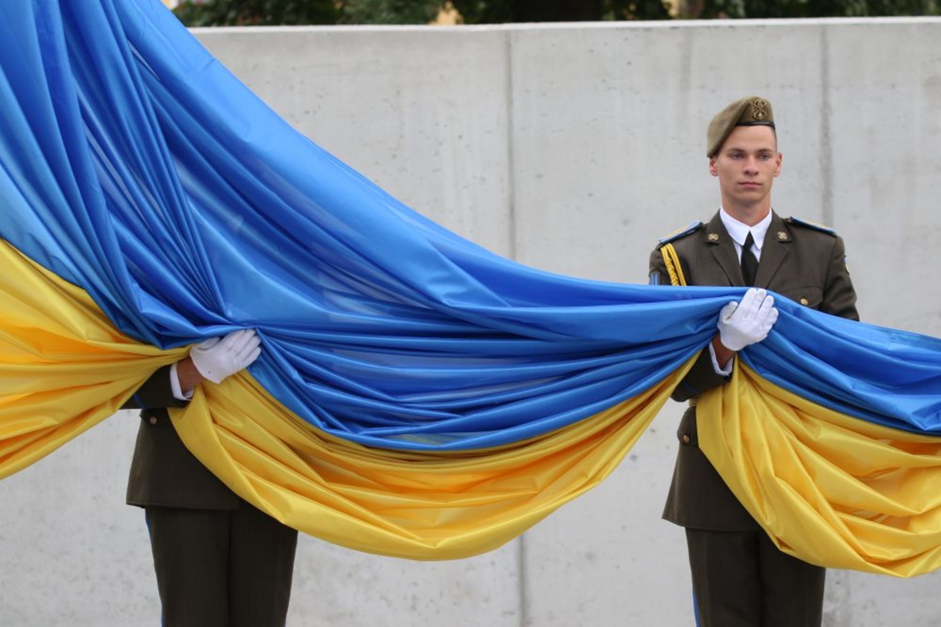 У Львові на найбільшому флагштоку за 12 млн грн урочисто підняли прапор України, фото ЛМР