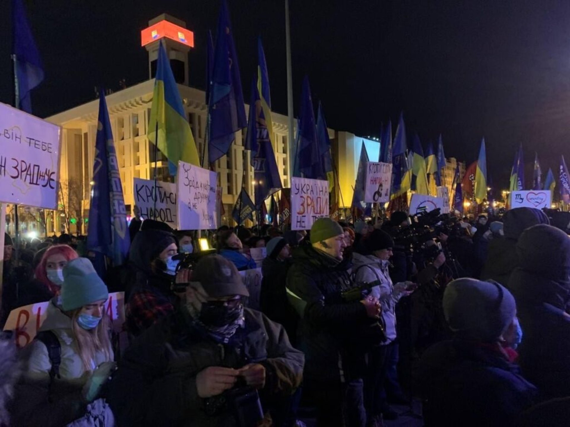 На Майдані Незалежності в Києві зібралися кілька тисяч людей, фото ВВС