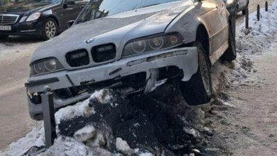 У Львові автомобіль BMW приземлився на стовпчиках