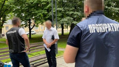 На Львівщині на хабарі затримали заступника одного із міських голів та директора комунального підприємства